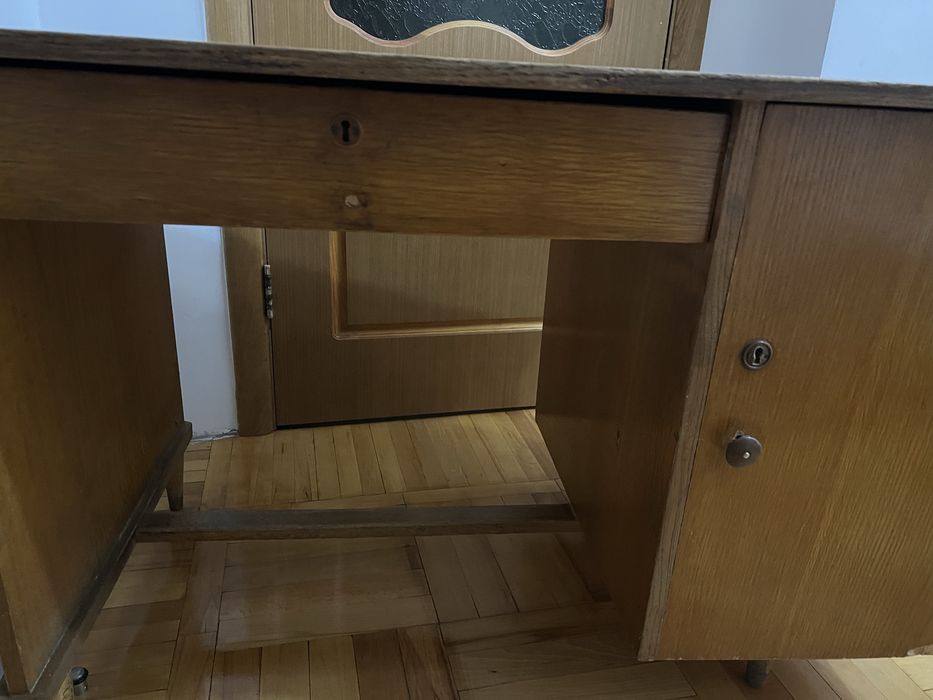 Письменный стол. 1970г,б/у. Отдам бесплатно.