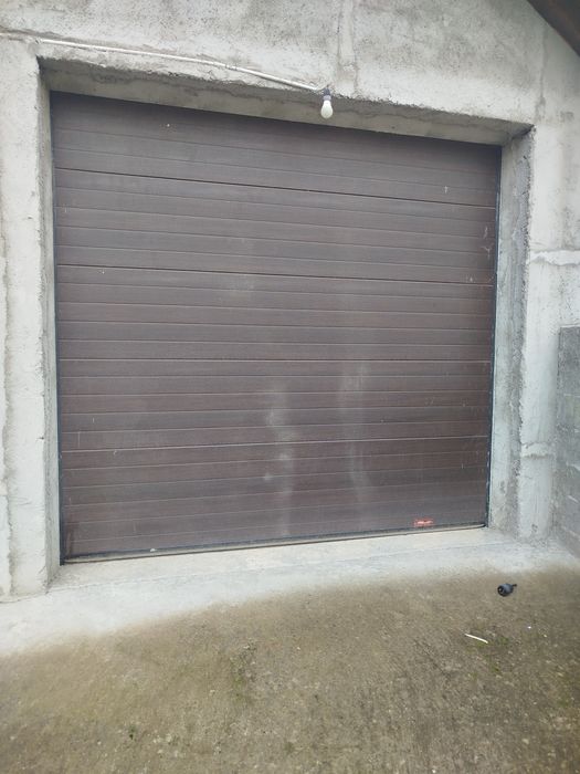 Usa garaj cu automatizare