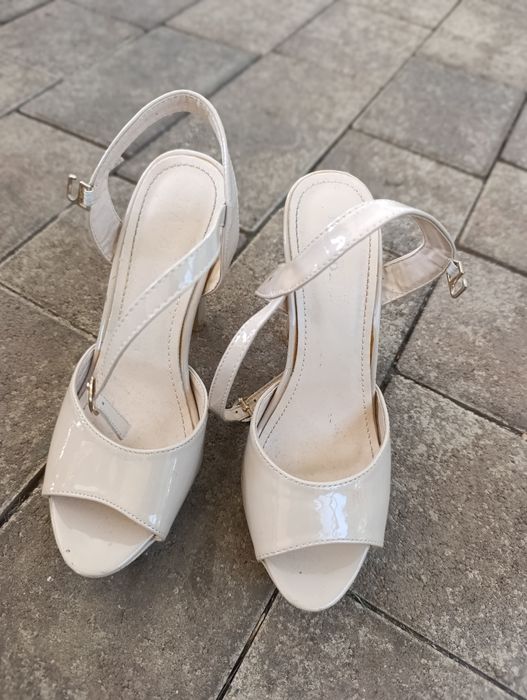 Vând pantofi cu toc înalt pentru ocazie evenimente