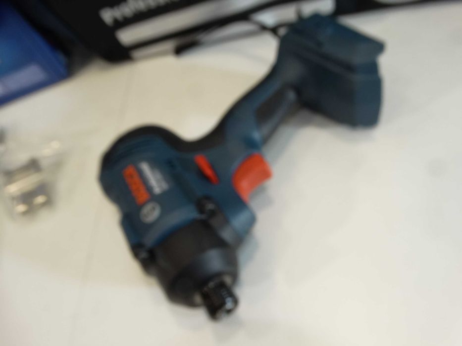 Ново - Bosch GDR 180-LI - Импакт драйвер + чанта