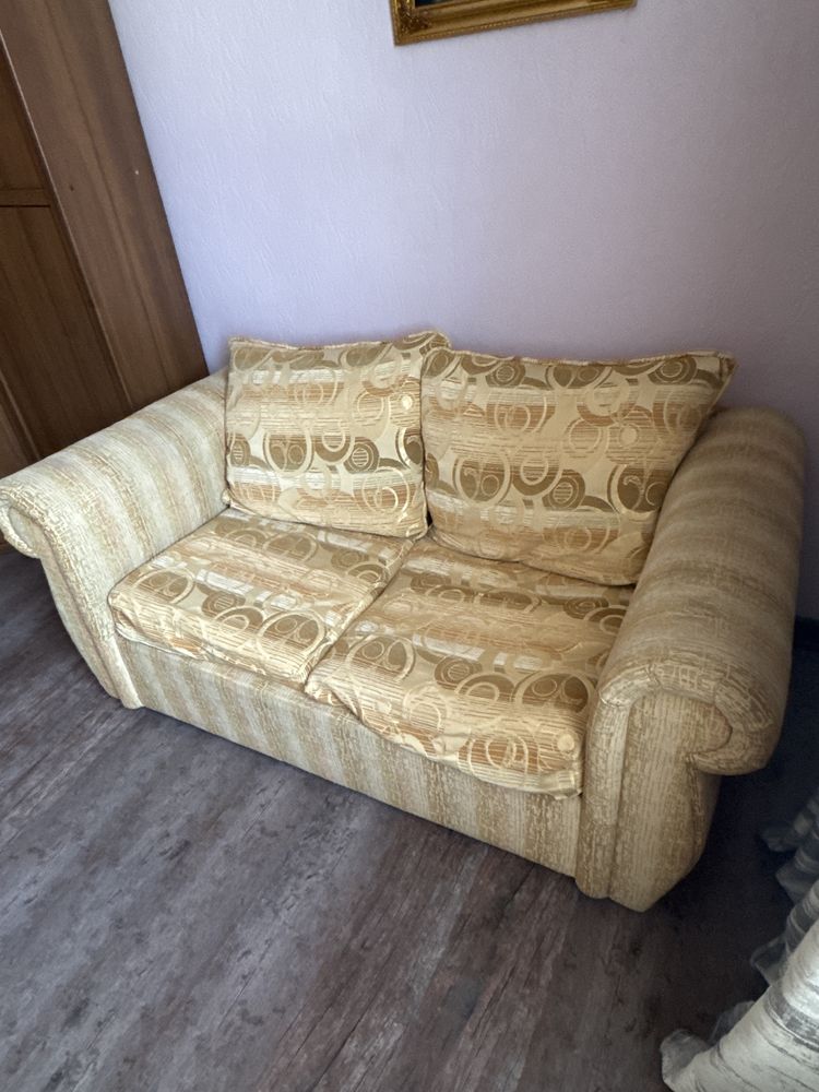 Срочно продаю диван