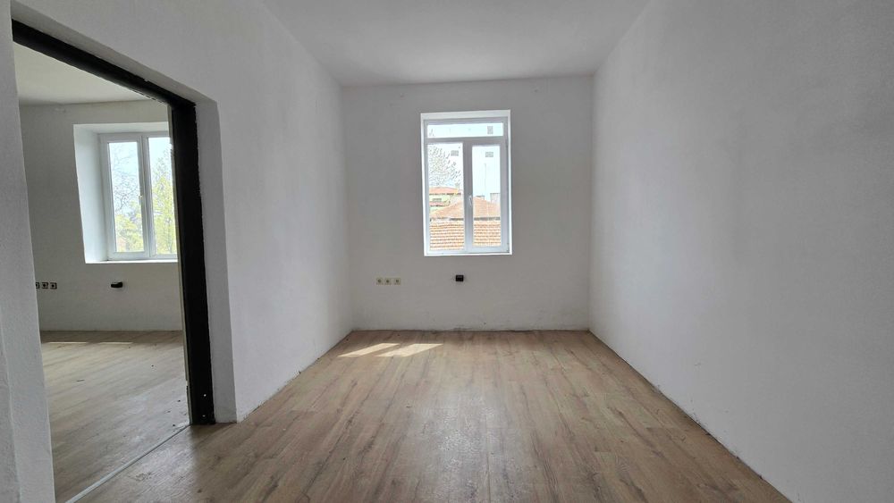 Дава се под наем Офис в Варна, Галата - 230 кв.м за 1380 € - Снимка #2