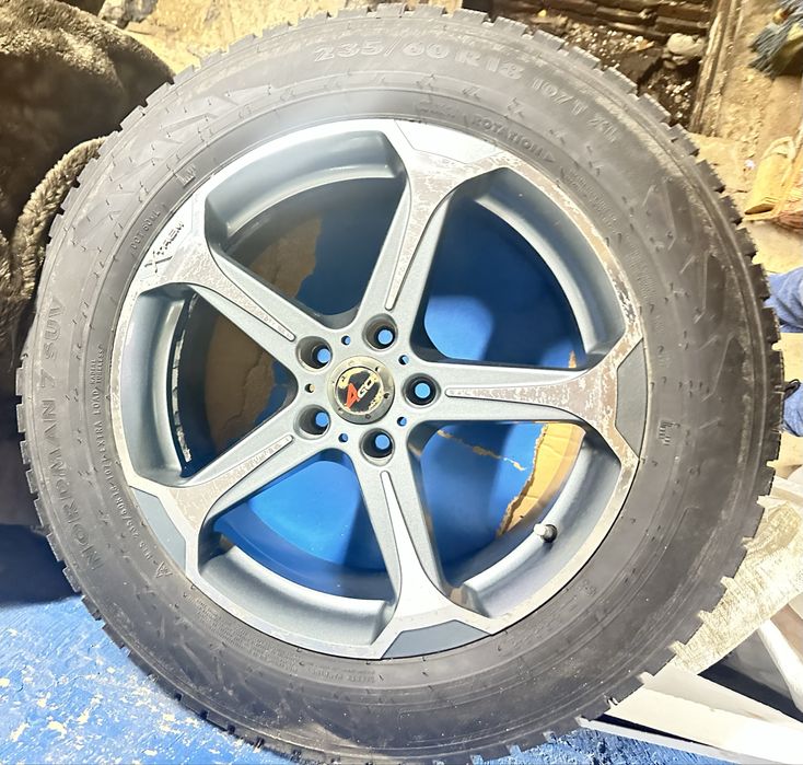 Продам зимнюю резину с дисками 235/60R18
