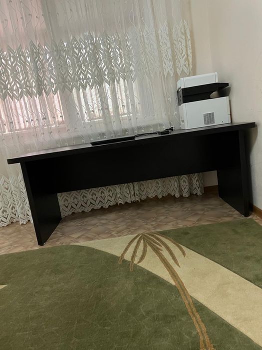 Большой офисный стол, 2 Шкафа с замком в отличном состоянии