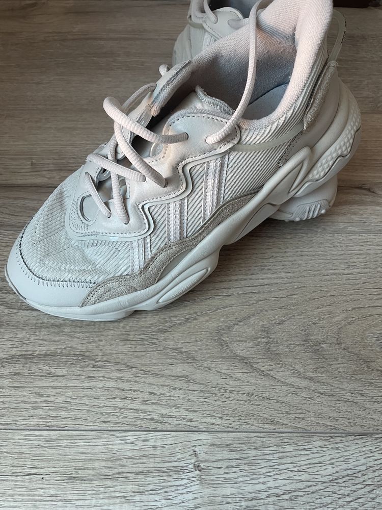 Vând adidași Ozweego unisex (Adidas)