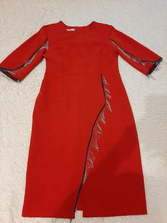 Продам красивое красное платье 44-46