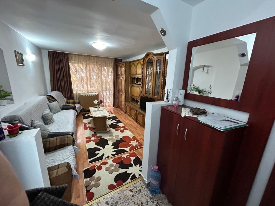Închiriez apartament cu 2 camere str. CLOȘCA - CETATE