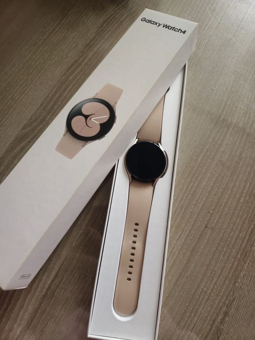 Два часовника Samsung Watch 4