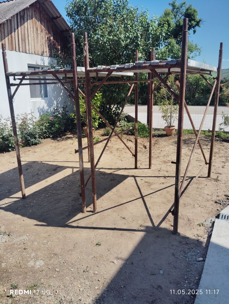 Vând 3 picioare de schelă