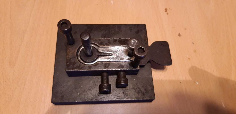 Matrița borne acumulator 12 v - 24v " + " și " - "