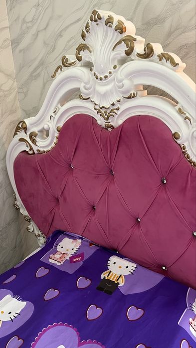 большая красивая  кровать с матрасом