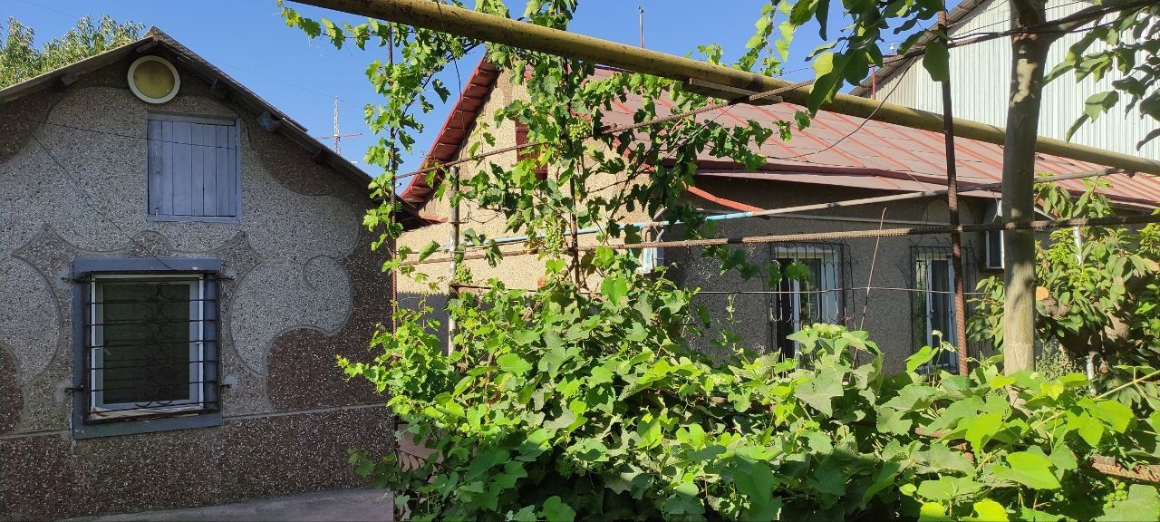 Hovli sotiladi narxini kelishamiz xoxlasangiz barter qilishimiz m