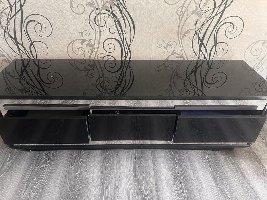 Тумба под телевизор в отоичном состоянии