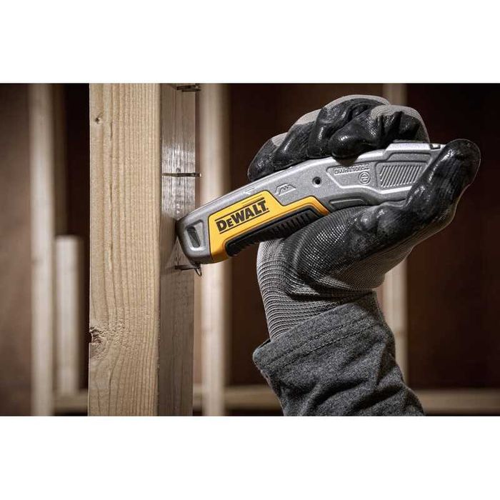 Макетен нож DeWALT DWHT10054-0, с 3 резервни остриета