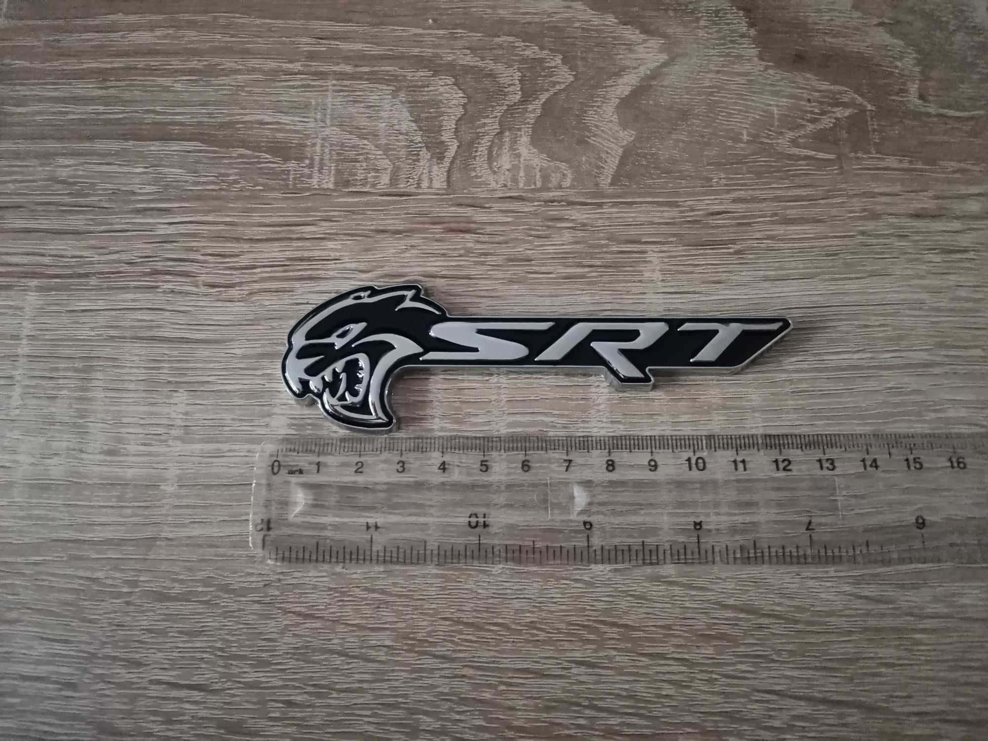 SRT Hellcat сребристо с черно емблема лява