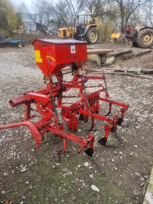 Cultivator cu 3 sectii