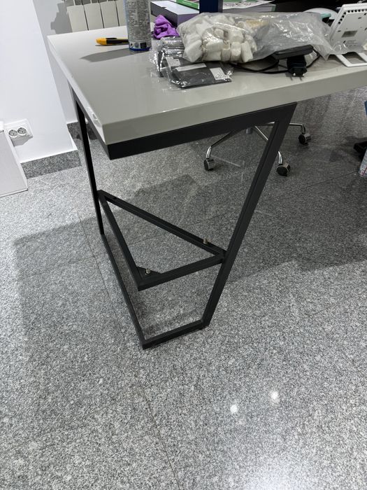 Birou modern cadru metalic mat si blat MDF lucios
