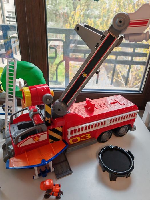 Пес патрул голям пожарникарски камион ѝ спасяване на котка