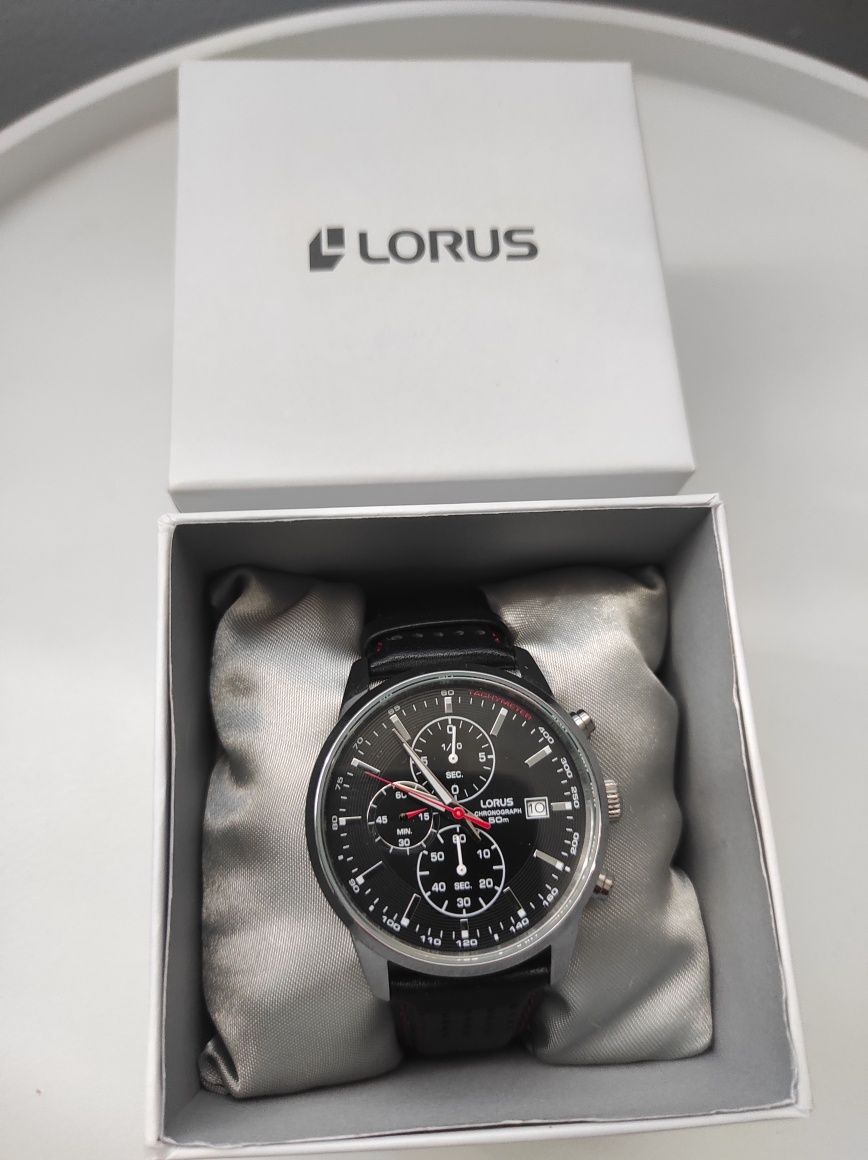 Продавам мъжки часовник Lorus RM335DX9