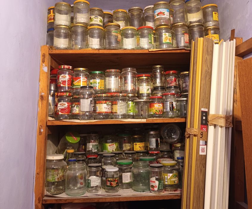 Подарявам празни буркани