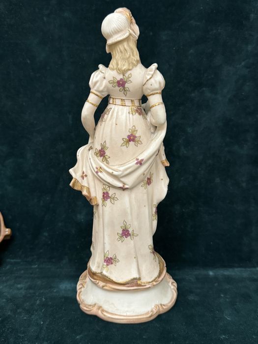 Statueta din portelan. Veche, semnata.