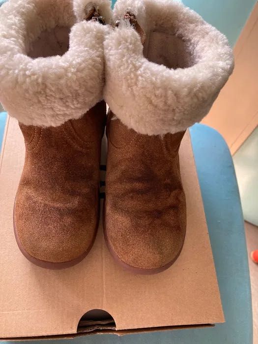 Детски ботуши Ugg и Bartek -15 лв.