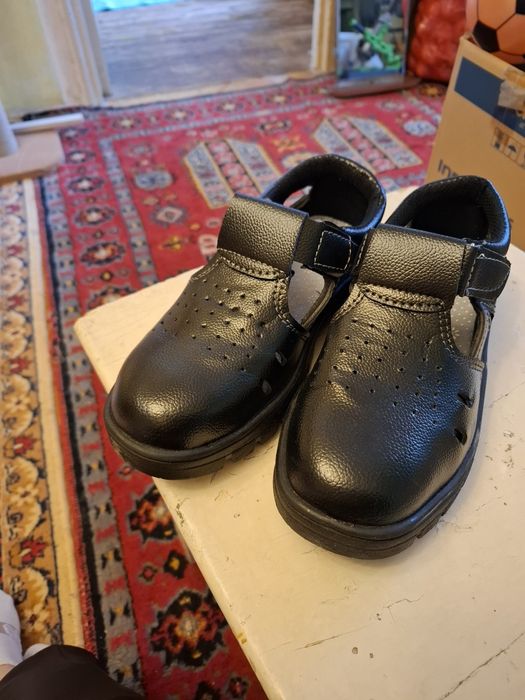 Пррдам новую спец.обувь