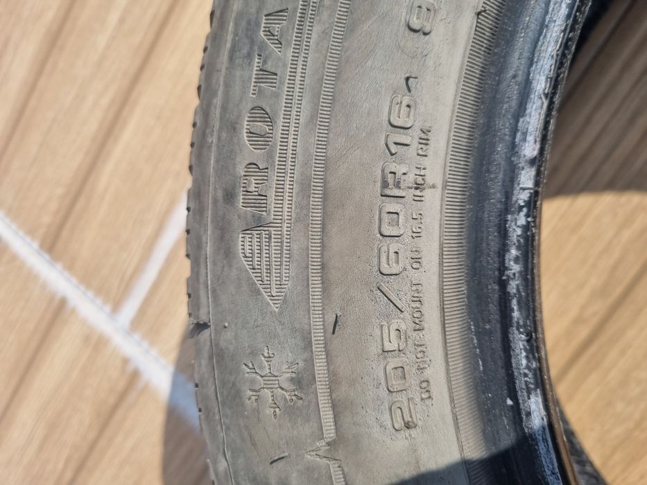 2 броя зимни Dunlop 205 60 16