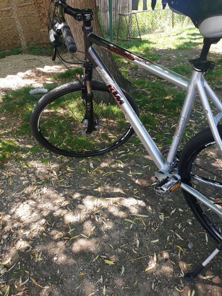 Vând bicicletă KTM