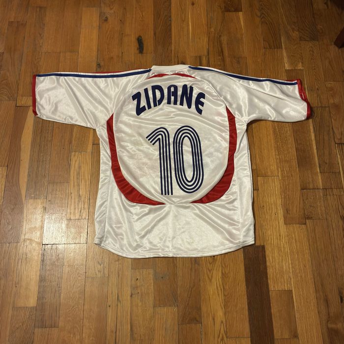 Футболна тениска “world cup final 2006” на гърба с Zidane номер “10”