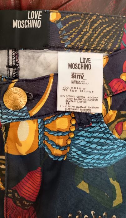 Pantaloni "Love Moschino", Noi