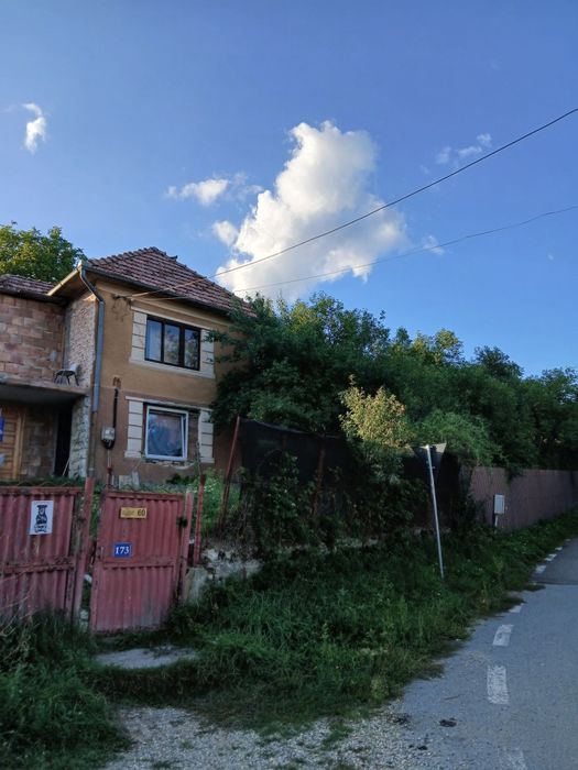 Vând casa în uriu