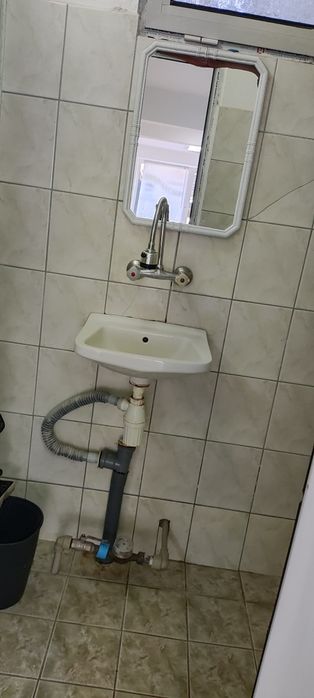 Давам под помещение в гр.Търговище 25к.м. Фризьорски салон широк центъ