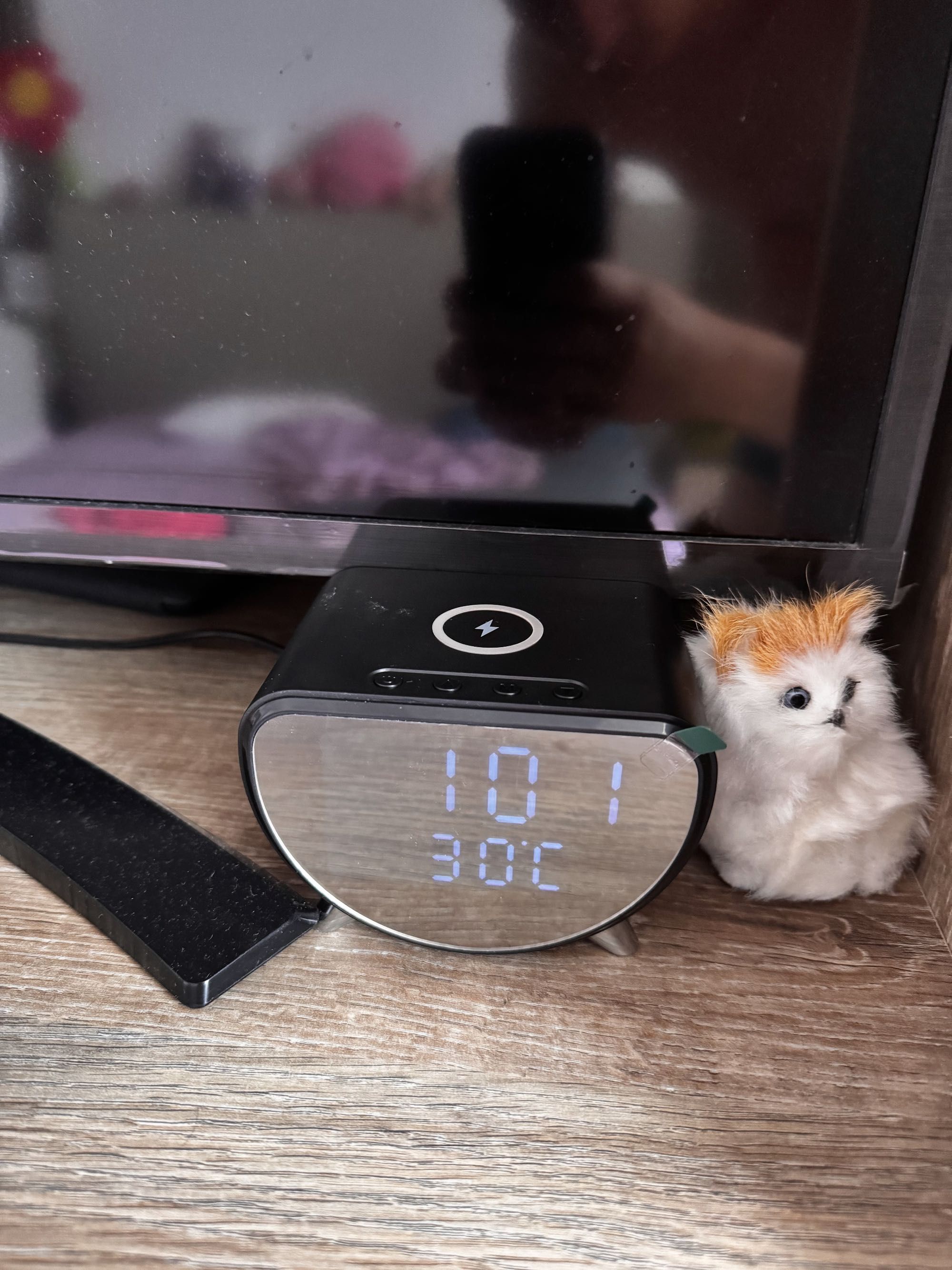 Ceas de birou cu încărcător wireless