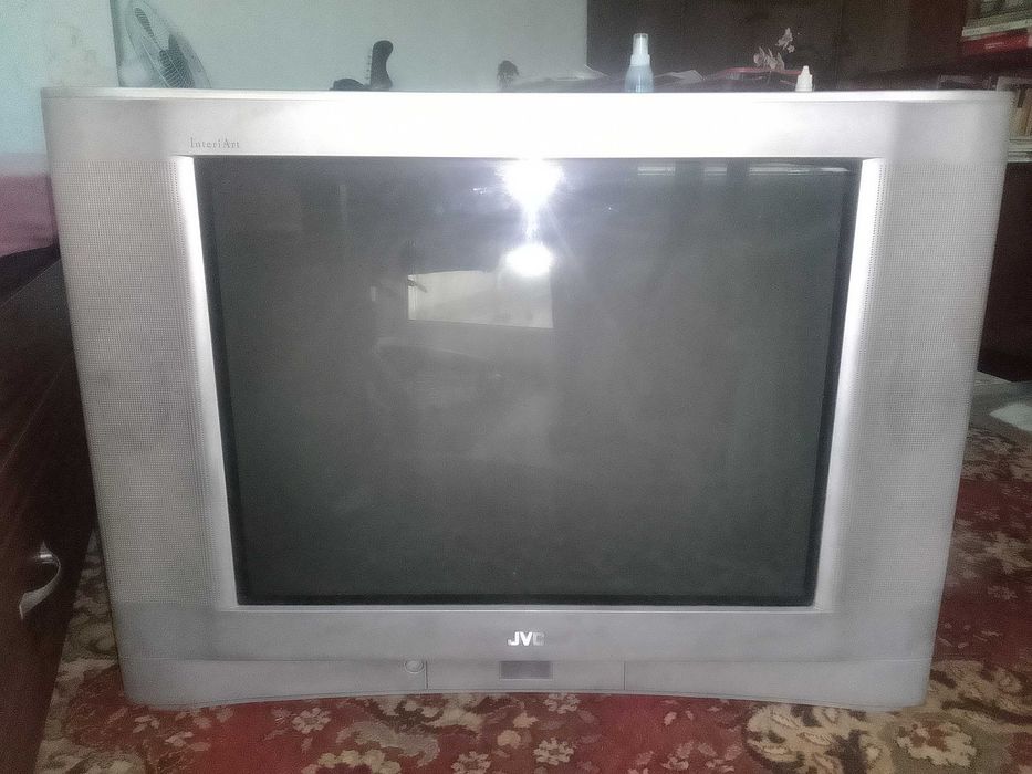 Продавам телевизор Jvc 29 инча