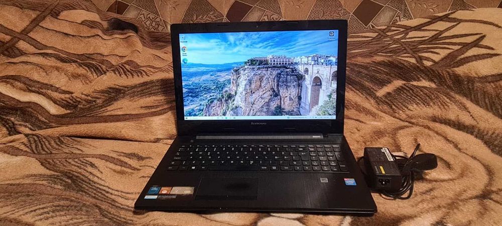 Laptop Lenovo cu procesor Celeron N2840,8 Gb RAM si SSD de 120 Gb