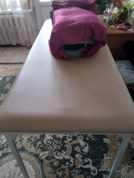 Кушетка б/у почти новая