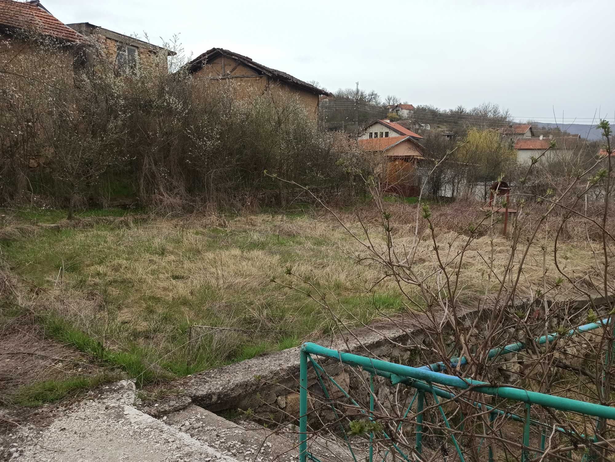 Къща с дворно място