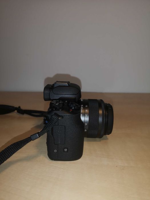 Canon EOS M50 + 15-45mm KIT + Obiectiv 55-200mm + Accesorii (ca nou)