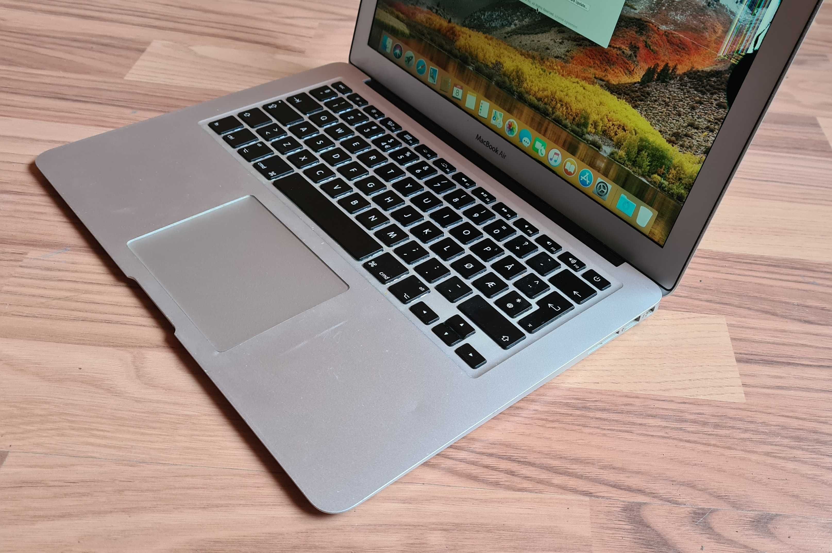 Macbook Air 13" Mid 2013, i5, 4 GB Ram, SSD 128 GB, dunga pe ecran