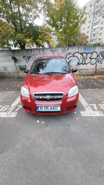 Chevrolet aveo rosu