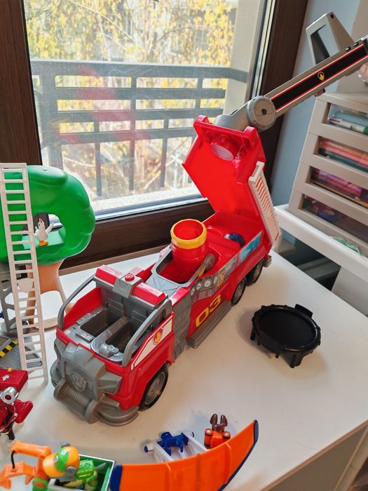 Пес патрул голям пожарникарски камион ѝ спасяване на котка