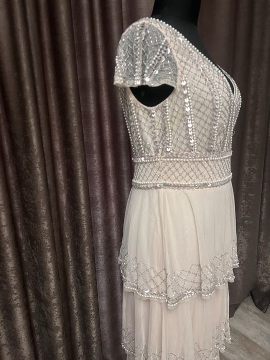 Елегантна дълга рокля Lace & Beads с пайети и перли