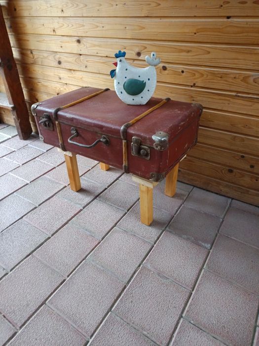 Valiza transformată în comoda sau  masuta