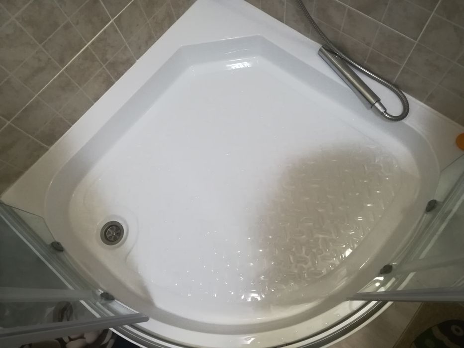 Cabina de dus cu cada semirotunda