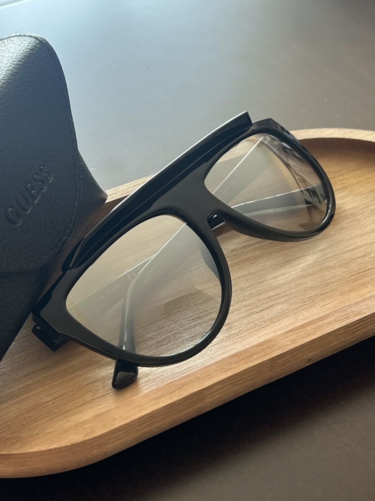 разпродажба очила Guess