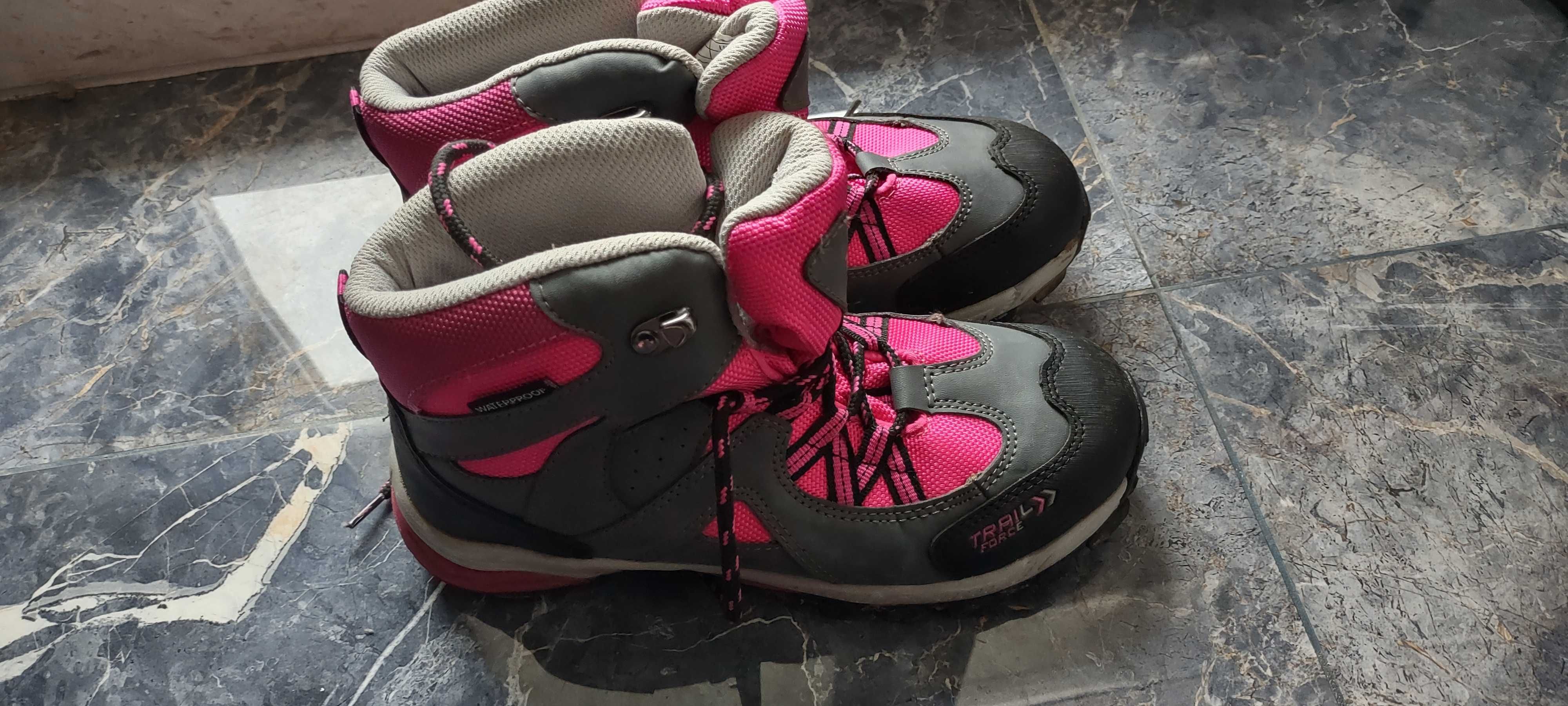 Детски зимни обувки trail force като нови