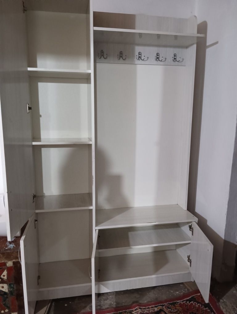 Уголок со стульями,  шкаф для прихожей