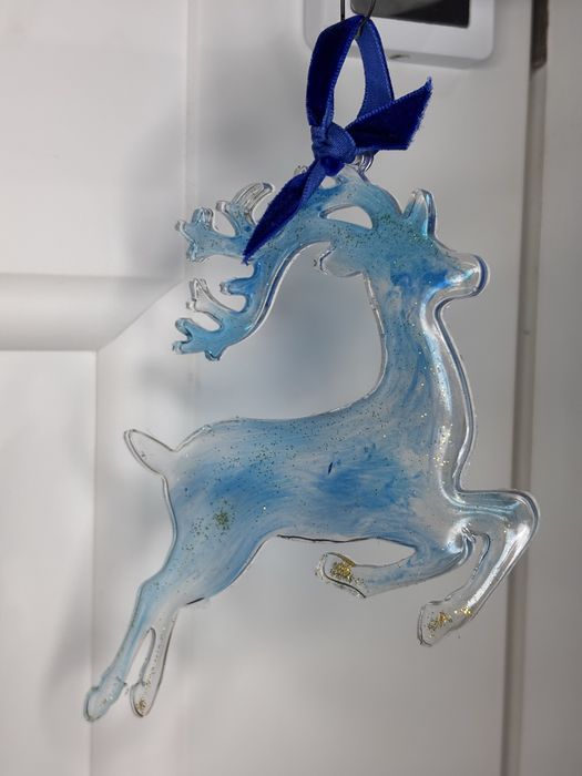 Продам новогодние игрушки  из эпоксидной смолы. Цвет любой