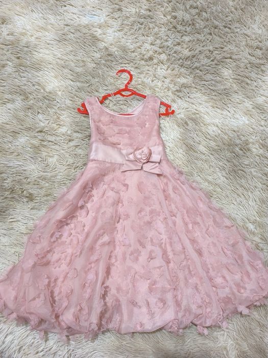 Продаются костюмы для девочек.